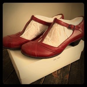 Brand New Rockport Mules in burgundy Size 9